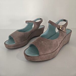 Amalfi by Rangoni Taupe Suede Slingback Wedge Sandals Peep Toe 8.5 M Italy